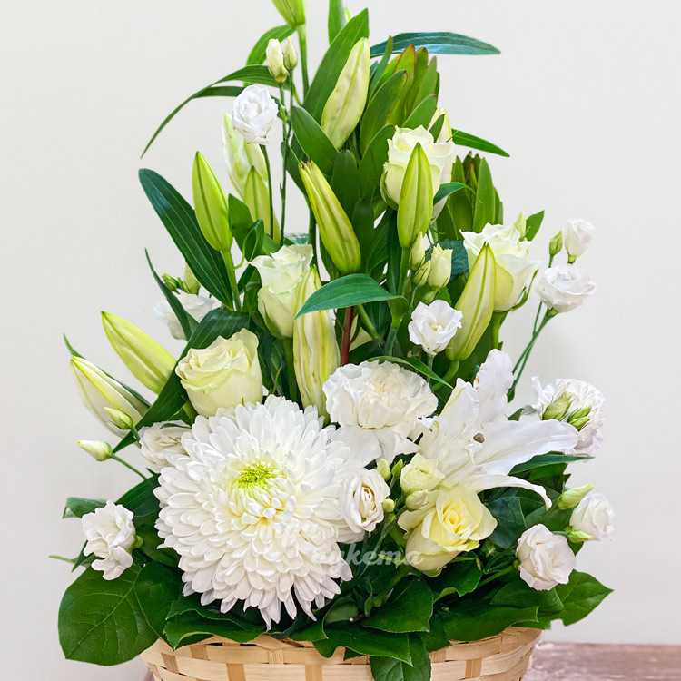 Корзина белых лилий с пышной хризантемой (крупный план)