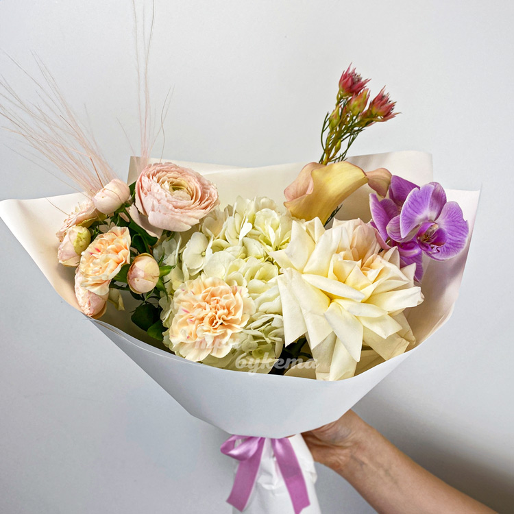 Букет желтых роз и гвоздик с орхидеей (крупный план)