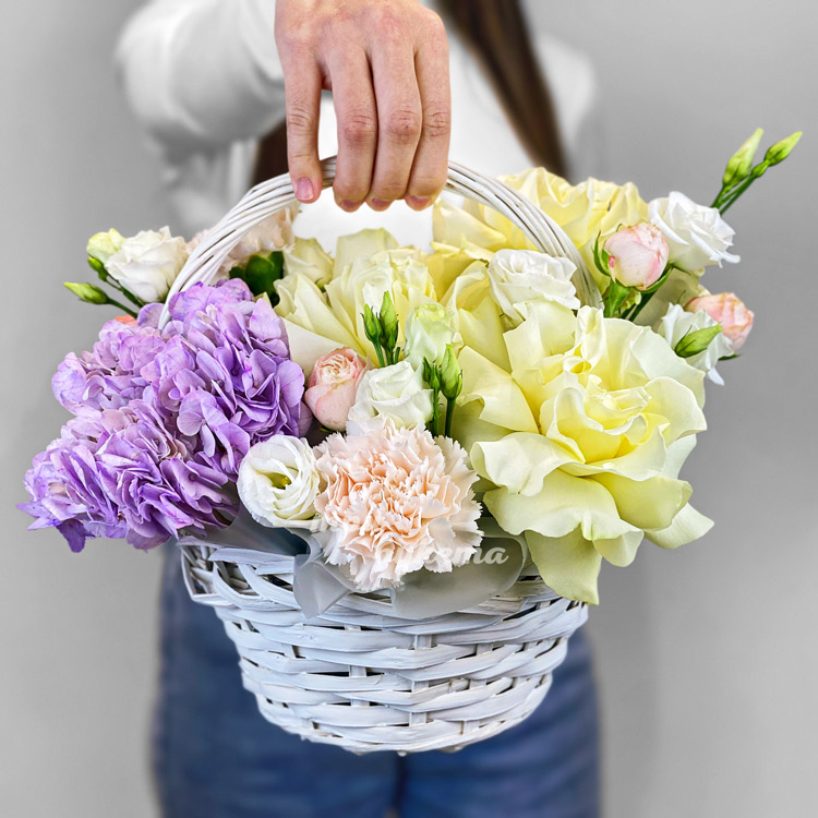 Корзина роз и эустом с гортензией (в руках флориста)