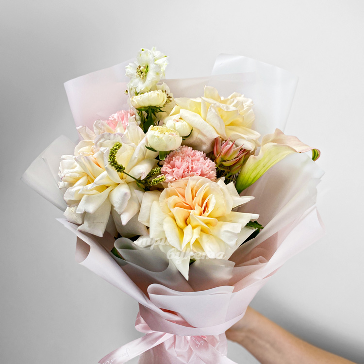 Мини-букет французских роз с каллой (крупный план)