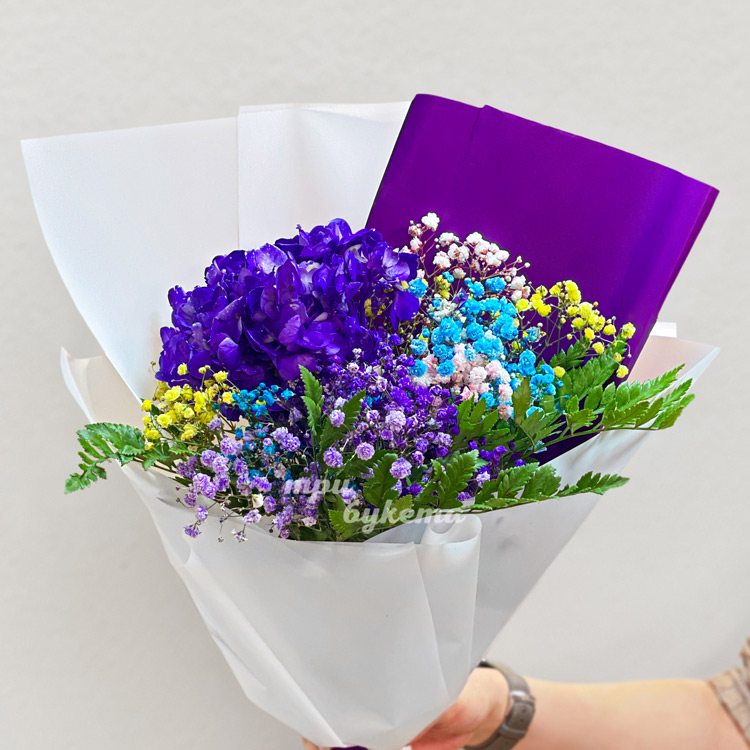 Мини-букет из гортензии с гипсофилой (крупный план)