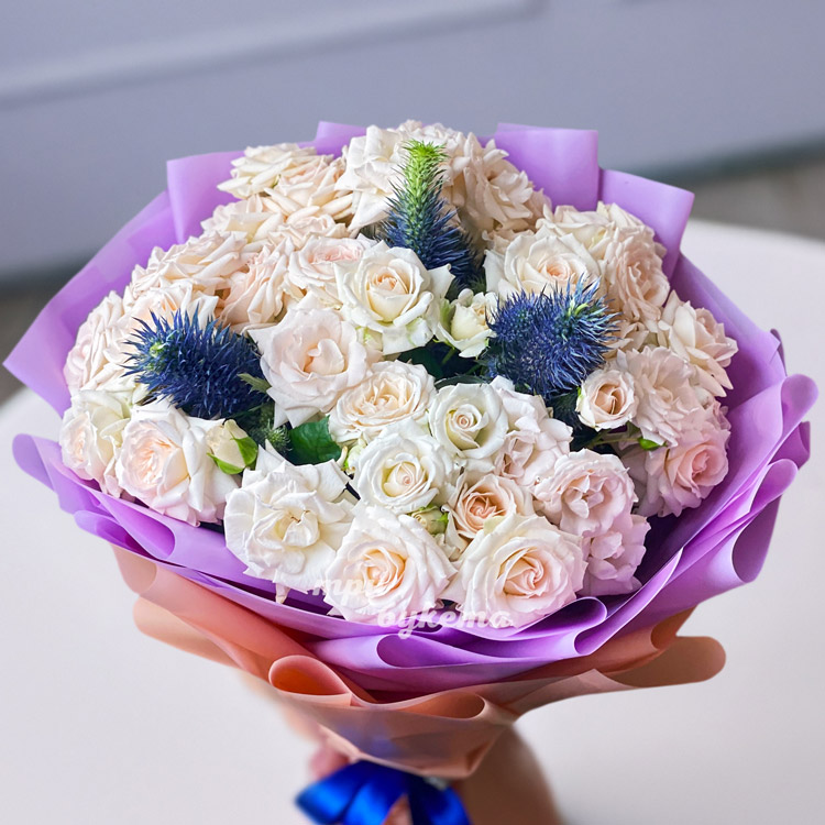 Букет нежных кустовых роз с эрингиумом (крупный план)