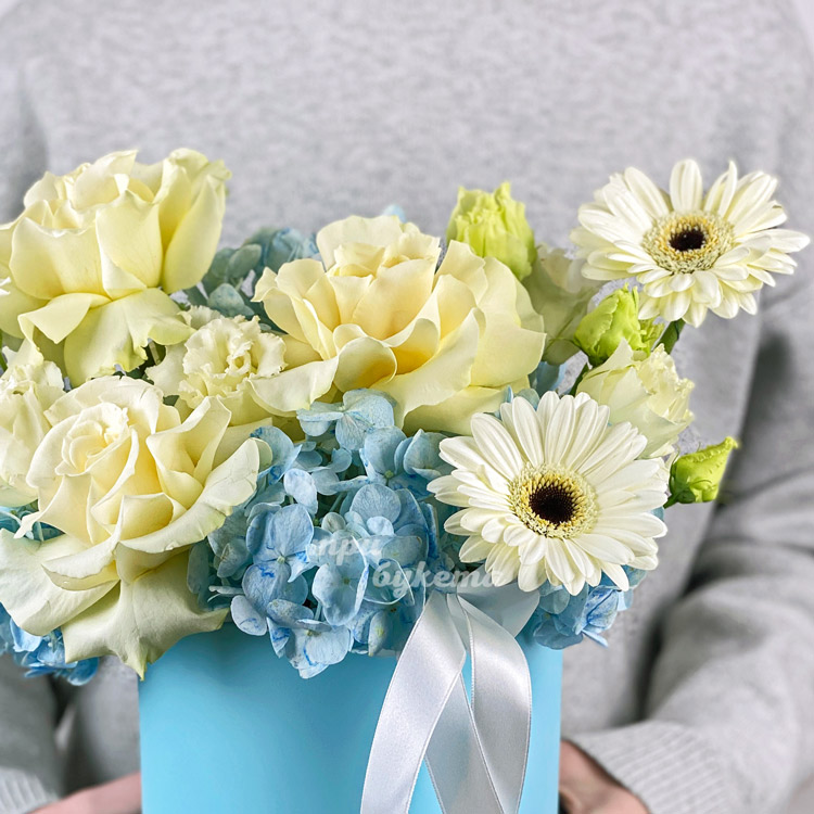 Голубые гортензии с белыми розами в коробке (крупный план)