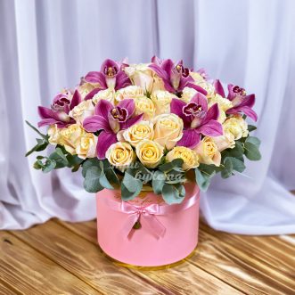 Коробка кремовых роз и бордовых орхидей