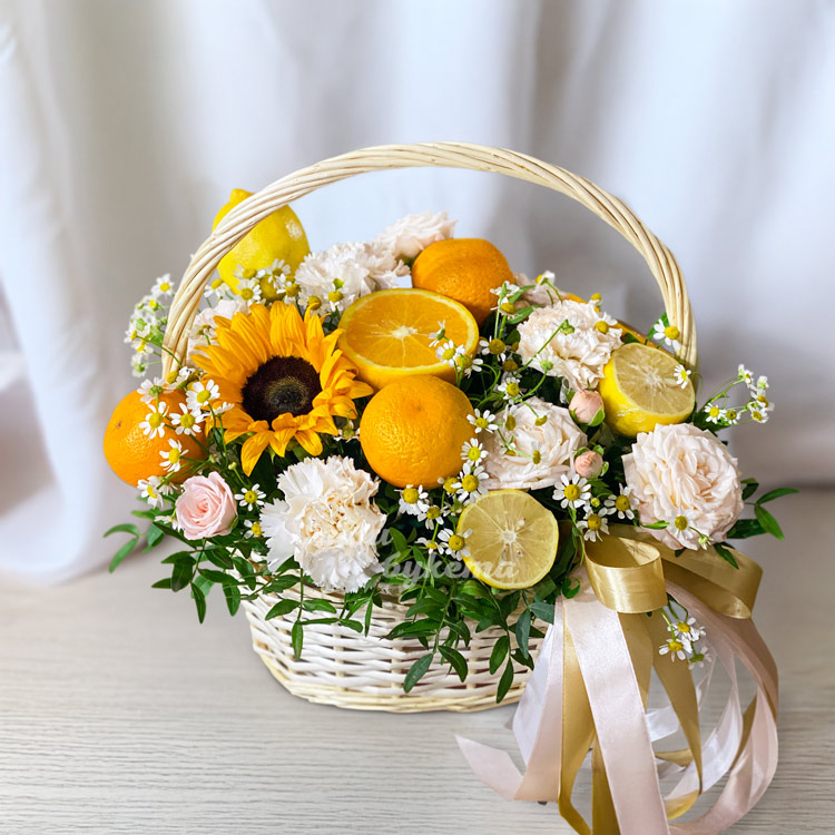 Корзина цитрусовых с розами и гвоздиками