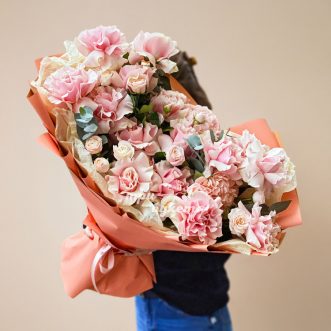 Пышный букет розовых французских роз