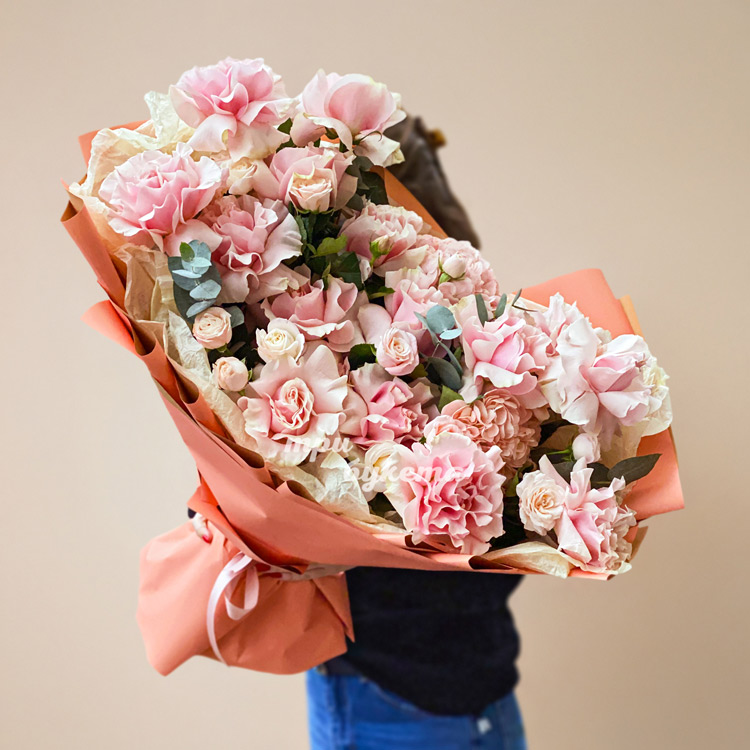 Пышный букет розовых французских роз