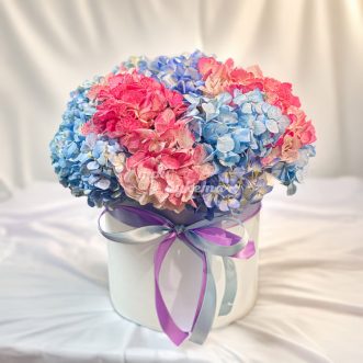 Шляпная коробка синих и розовых гортензий