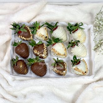 korobka-iz-klubniki-v-shokolade-s-oreshkami