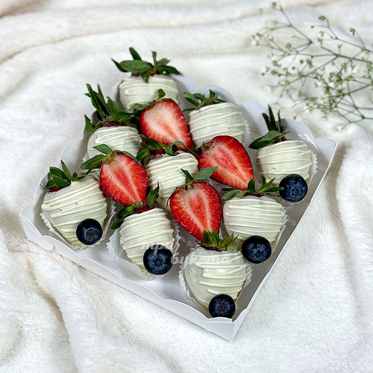 Коробка клубники в белом шоколаде с голубикой (вид сверху)