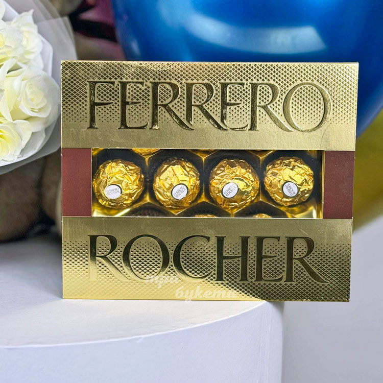 Набор из шариков, мягкой игрушки, конфет и 15 белых роз (крупный план на конфетах)